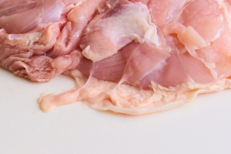 鶏皮についた余分な皮下脂肪